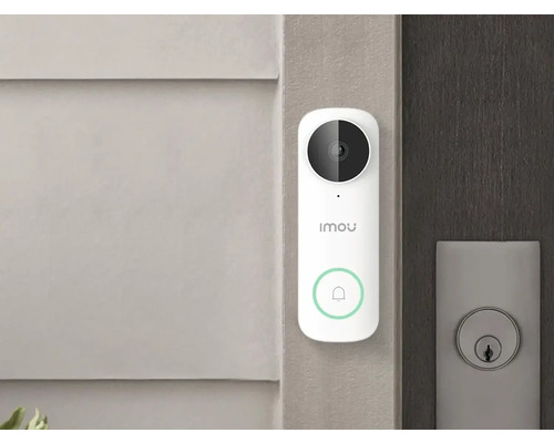 Imou Video-Türsprechanlage an einer Wand montiert, mit integrierter Kamera und Klingeltaste mit Leuchtring.