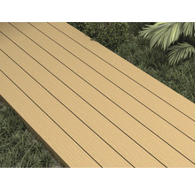 Terrassendielen aus Holz auf Rasenfläche