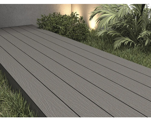 Terrasse mit grauen Terrassendielen und Pflanzen