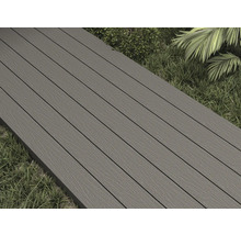 Terrassendielen aus Verbundmaterial auf einer Rasenfläche