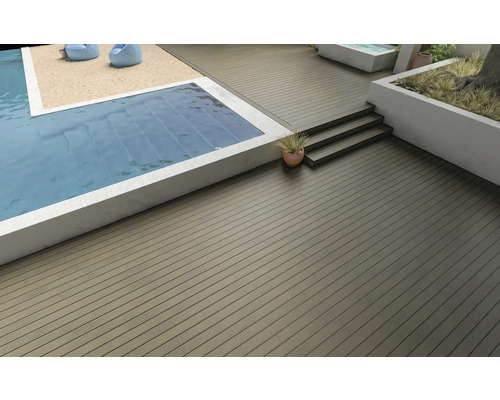 Terrasse mit WPC-Dielen, Pool und Treppe