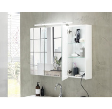 Badezimmer mit Spiegelschrank, Waschbecken und Armatur