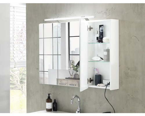 Badezimmer mit Spiegelschrank, Waschbecken und Armatur