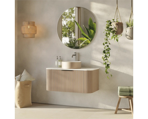 Badezimmer mit Waschtisch, Spiegel, Hängelampe und Pflanzen