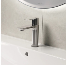 Waschtischarmatur aus Metall auf einem weißen Waschbecken