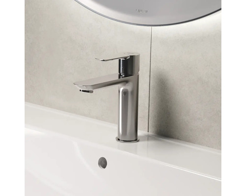 Waschtischarmatur aus Metall auf einem weißen Waschbecken