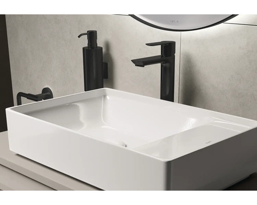 Aufbauwaschbecken, Armatur und Seifenspender im modernen Badezimmer