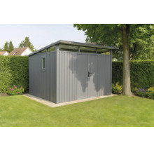 Grauer Geräteschuppen mit Doppeltür und Fenster im Garten.