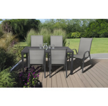 Gartenszene mit Esstisch und Stühlen auf einer Terrasse