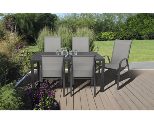 Gartenszene mit Esstisch und Stühlen auf einer Terrasse