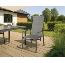 Gartenszene mit Gartentisch und Gartenstuhl auf einer Terrasse