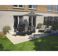 Gartenszene mit Esstisch, Stühlen, Sonnenschirm und Liegestühlen auf einer Terrasse.