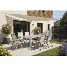 Terrasse mit Gartentisch, Stühlen und Sonnensegel