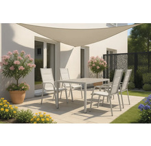 Terrasse mit Gartentisch, Stühlen und Sonnensegel