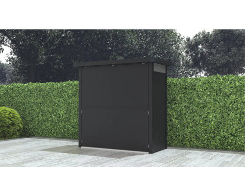 Geräteschrank im Garten mit blickdichter Hecke