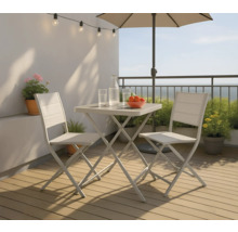 Terrasse mit Gartentisch, zwei Gartenstühlen, Sonnenschirm und Lichterkette