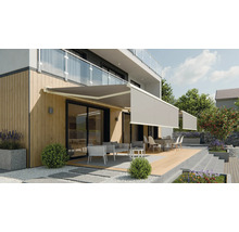 Terrasse mit Markisen und Sitzmöbeln vor einem Wohnhaus