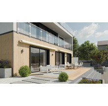 Hausfassade mit Markisen, Terrasse mit Gartenmöbeln und Bepflanzung