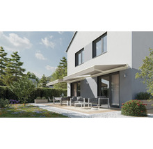 Hausfassade mit Terrassenüberdachung, Gartenmöbeln und Außenbereich