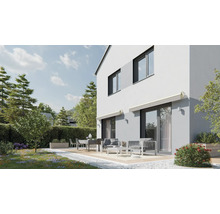 Modernes Haus mit Terrasse und Gartenmöbeln