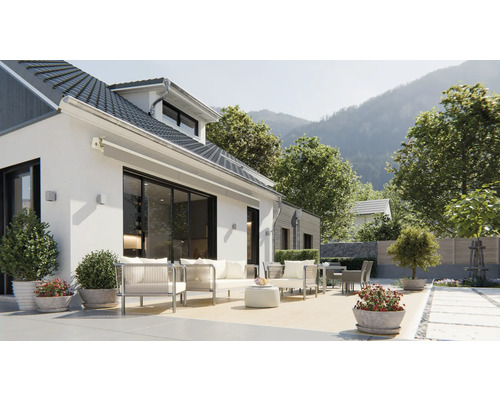 Haus mit Terrasse, Gartenmöbeln und Bergblick