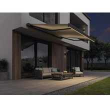 Terrasse mit Markise und Gartenmöbeln vor einem modernen Haus