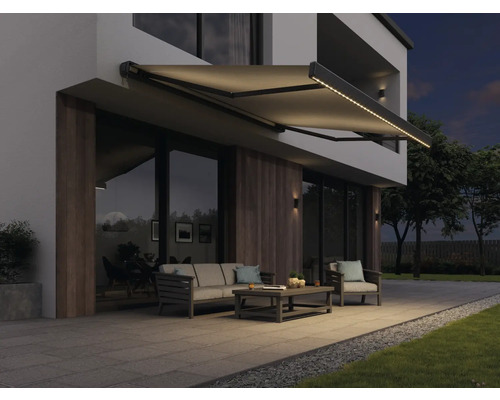 Terrasse mit Markise und Gartenmöbeln vor einem modernen Haus