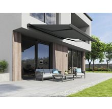 Terrasse mit Markise und Gartenmöbeln vor einem modernen Haus