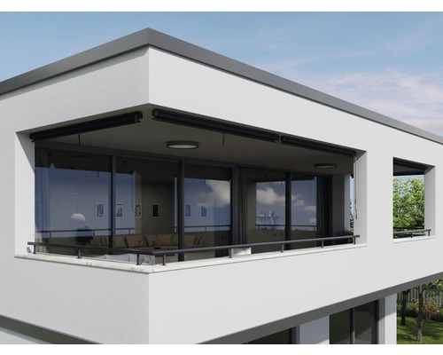 Modernes Haus mit Balkon und installiertem Sichtschutz.