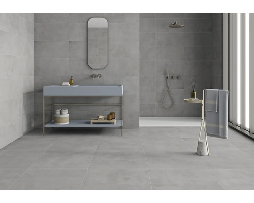 Helles Badezimmer mit Waschbecken, Spiegel, Dusche und Handtuchhalter