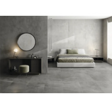 Modernes Schlafzimmer mit Doppelbett, Nachttisch, Spiegel und grauen Fliesen.