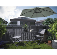 Balkon mit Gartentisch, zwei Stühlen und Sonnenschirm