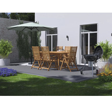 Terrasse mit Gartentisch, Stühlen, Sonnenschirm und Grill für ein entspanntes Ambiente im Freien