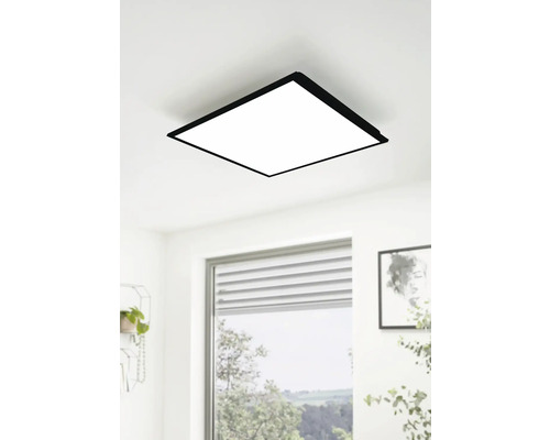 Quadratische Deckenleuchte mit schwarzem Rahmen an der Decke