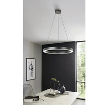 Hängeleuchte in Ringform über einem Esstisch