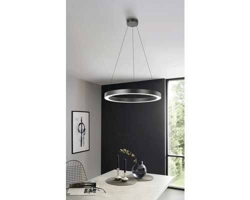 Hängeleuchte in Ringform über einem Esstisch