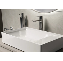 Rechteckiges Aufsatzwaschbecken im Badezimmer mit Armatur und Seifenspender