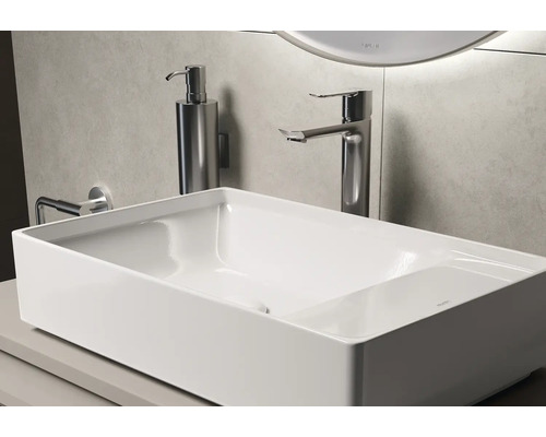 Rechteckiges Aufsatzwaschbecken im Badezimmer mit Armatur und Seifenspender