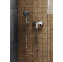 Brausegarnitur mit Handbrause und Armatur an der Wand