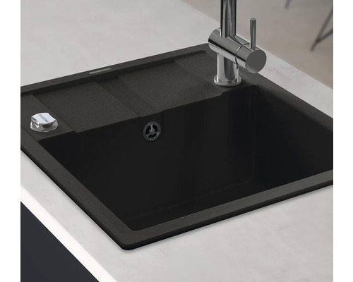 Spüle aus Granit mit Abtropffläche und Wasserhahn