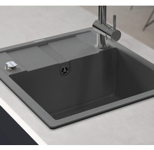 Spüle aus Granit mit Abtropffläche und Wasserhahn