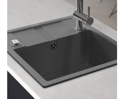 Spüle aus Granit mit Abtropffläche und Wasserhahn