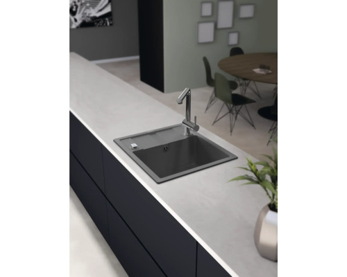 Einbauküchenspüle mit Armatur in einer modernen Küchenumgebung