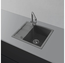 Spüle mit Abtropffläche und Wasserhahn auf einer Arbeitsplatte