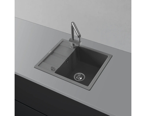 Spüle mit Abtropffläche und Wasserhahn auf einer Arbeitsplatte