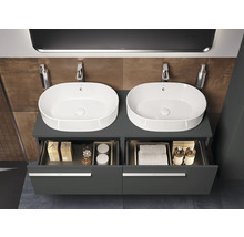 Doppelwaschbecken mit Unterschrank und zwei offenen Schubladen im Badezimmer