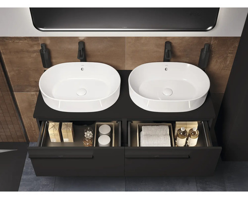 Doppelwaschtisch mit Unterschrank und geöffneten Schubladen im Badezimmer