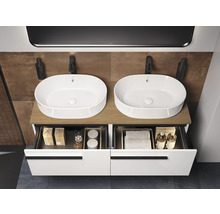 Badezimmer mit Waschtischunterschrank, Aufsatzwaschbecken und geöffneten Schubladen