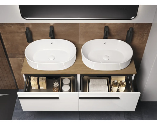 Badezimmer mit Waschtischunterschrank, Aufsatzwaschbecken und geöffneten Schubladen