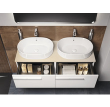 Badezimmer mit zwei Aufsatzwaschbecken und offenem Unterschrank